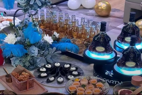 哈密城市夜场礼宾员招聘 日结1300-1800元 提供住宿