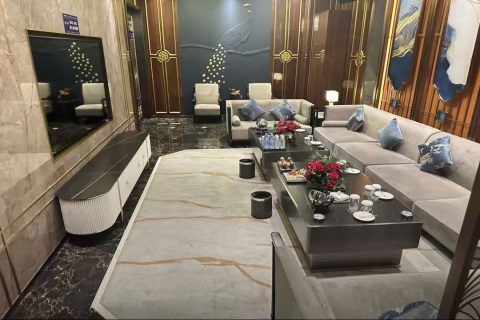 哈密城市夜场礼宾员招聘 日结1300-1800元 提供住宿